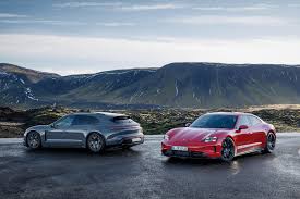 Les auto sportives les plus connues Porsche au bord des montagnes